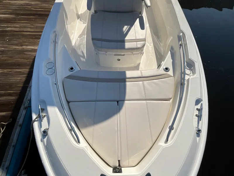 Slide: The Image of Boston Whaler 220 Dauntless 2027 - 17