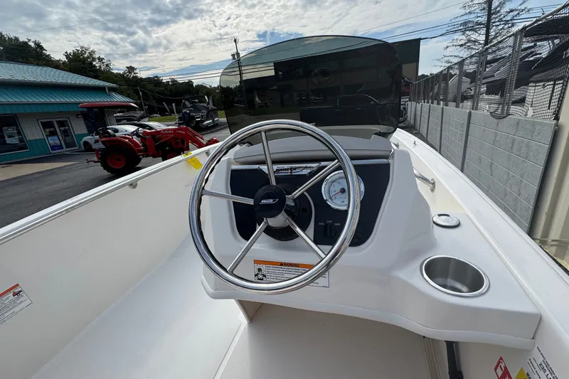 Slide: The Image of Boston Whaler 130 Super Sport 2027 - 14