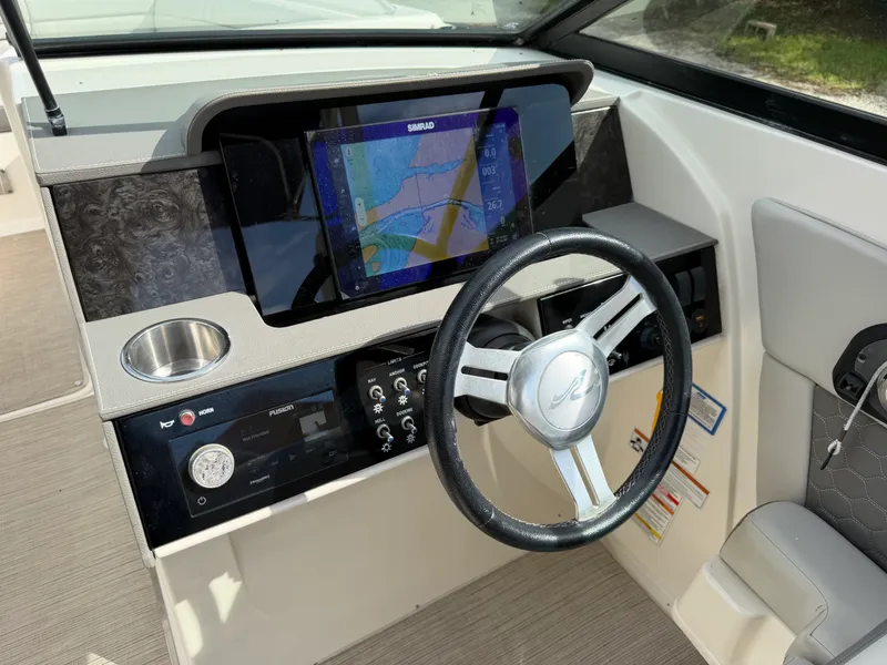 Slide: The Image of Sea Ray 270 SUNDECK OB 2020 - 35