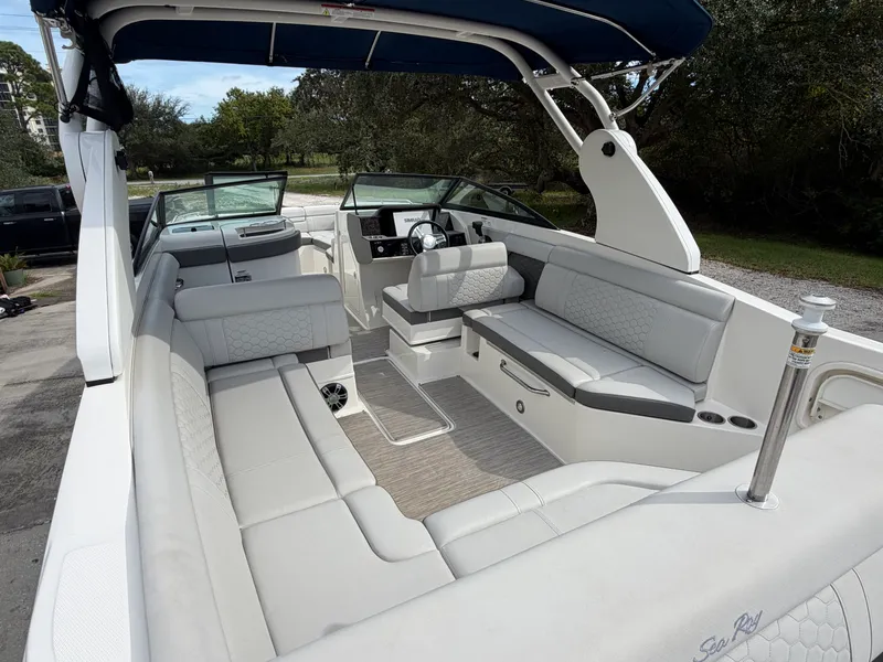 Slide: The Image of Sea Ray 270 SUNDECK OB 2020 - 15