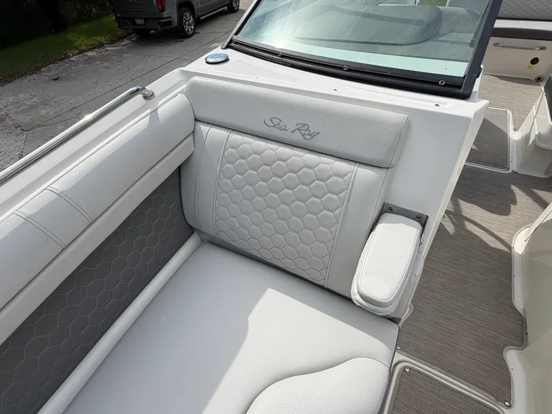 Slide: The Image of Sea Ray 270 SUNDECK OB 2020 - 45
