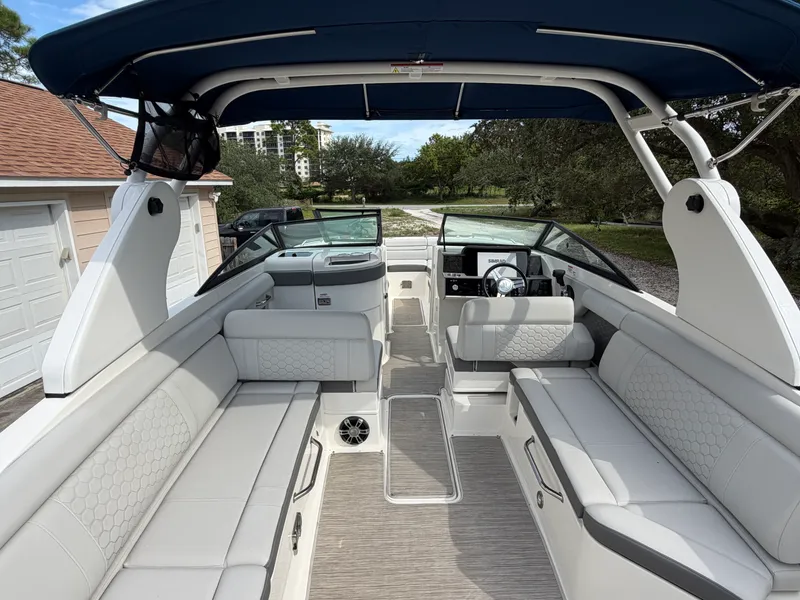 Slide: The Image of Sea Ray 270 SUNDECK OB 2020 - 16
