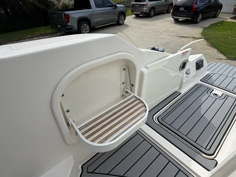 Slide: The Image of Sea Ray 270 SUNDECK OB 2020 - 17