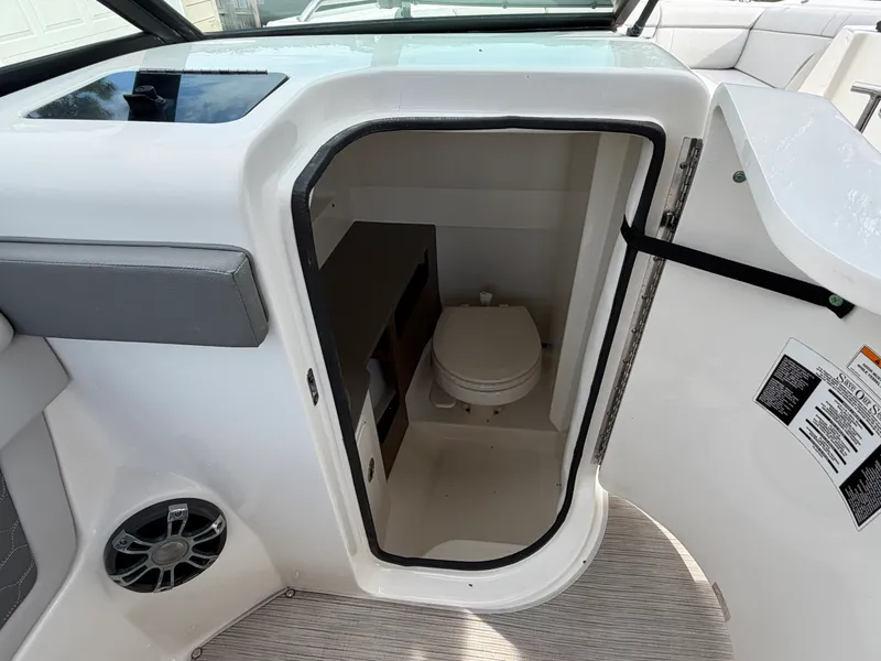 Slide: The Image of Sea Ray 270 SUNDECK OB 2020 - 24