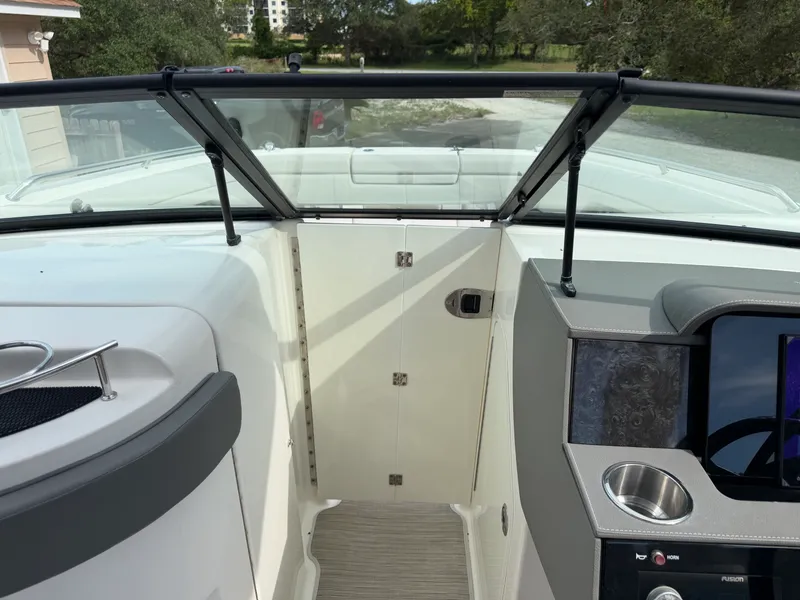 Slide: The Image of Sea Ray 270 SUNDECK OB 2020 - 46