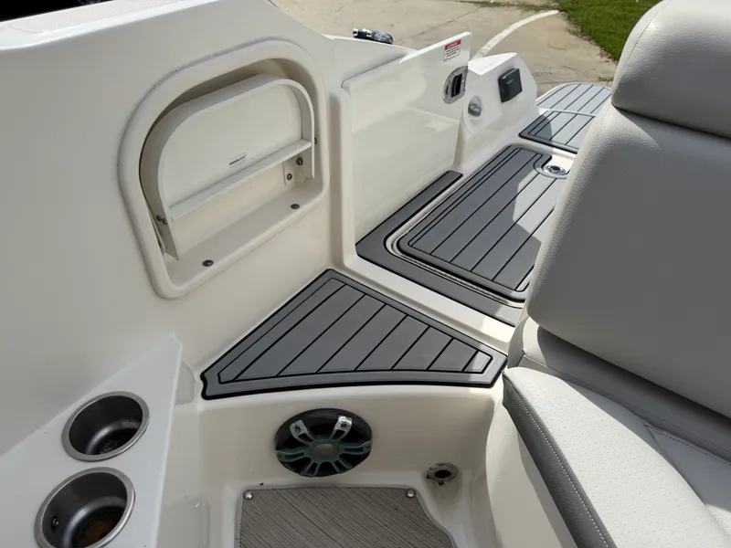 Slide: The Image of Sea Ray 270 SUNDECK OB 2020 - 53