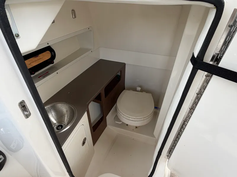 Slide: The Image of Sea Ray 270 SUNDECK OB 2020 - 25
