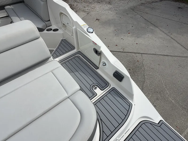 Slide: The Image of Sea Ray 270 SUNDECK OB 2020 - 13