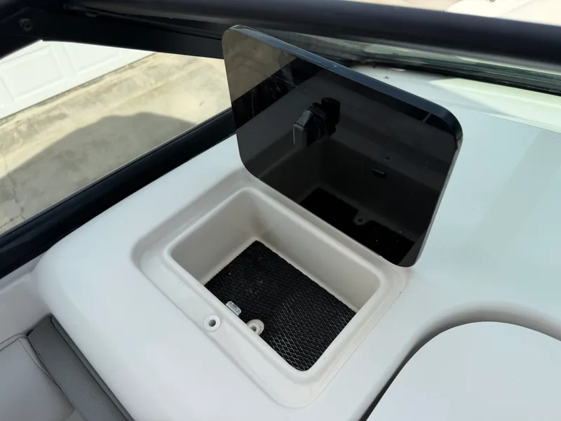 Slide: The Image of Sea Ray 270 SUNDECK OB 2020 - 55