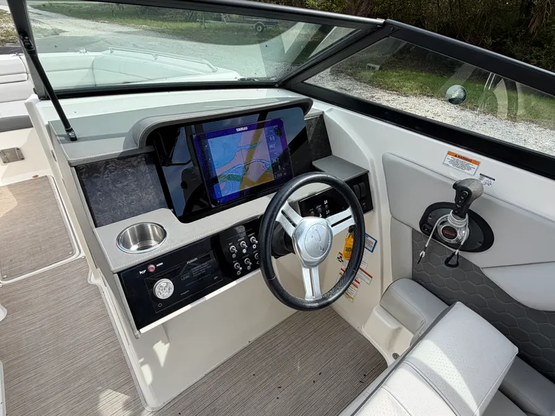 Slide: The Image of Sea Ray 270 SUNDECK OB 2020 - 30