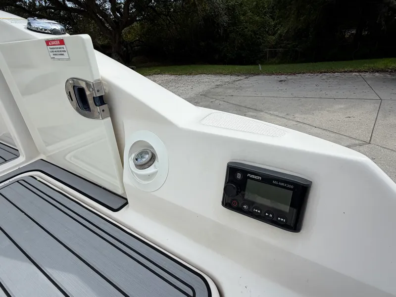 Slide: The Image of Sea Ray 270 SUNDECK OB 2020 - 14