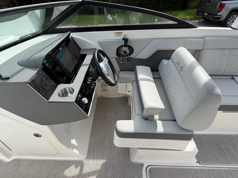 Slide: The Image of Sea Ray 270 SUNDECK OB 2020 - 29