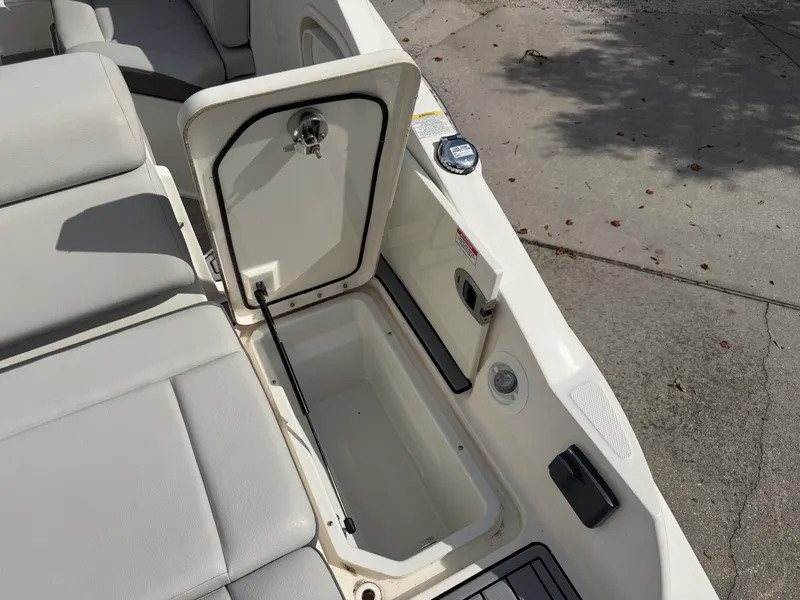 Slide: The Image of Sea Ray 270 SUNDECK OB 2020 - 56