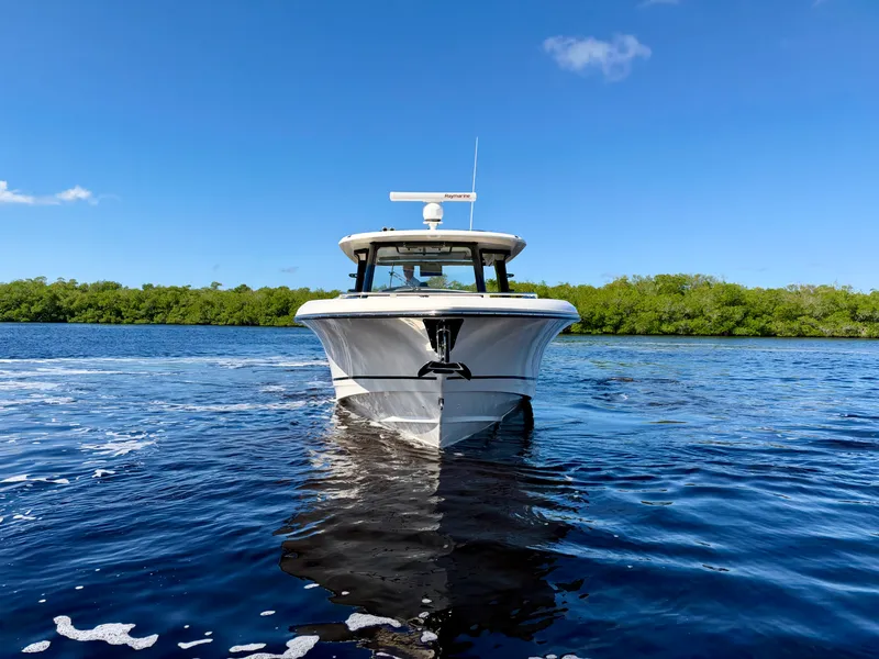 Slide: The Image of Boston Whaler 350 REALM 2023 - 22