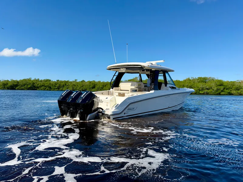 Slide: The Image of Boston Whaler 350 REALM 2023 - 1