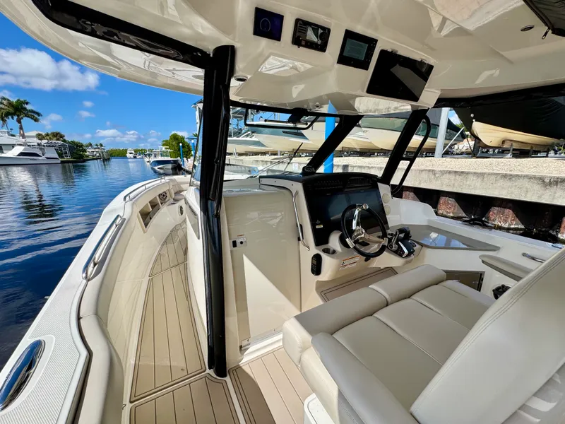 Slide: The Image of Boston Whaler 350 REALM 2023 - 13