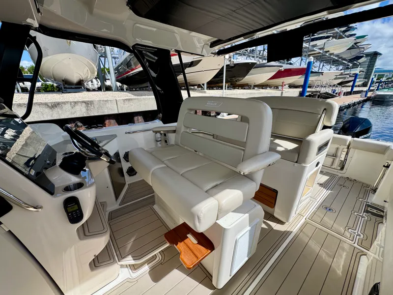 Slide: The Image of Boston Whaler 350 REALM 2023 - 8