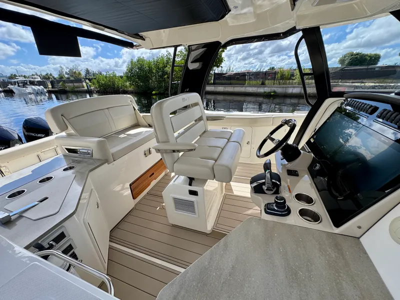 Slide: The Image of Boston Whaler 350 REALM 2023 - 10
