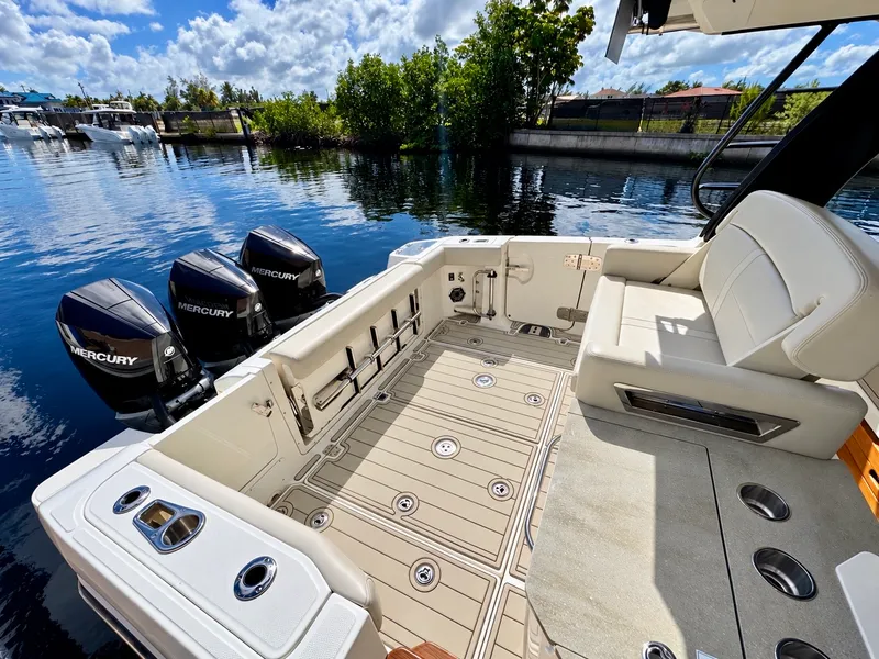 Slide: The Image of Boston Whaler 350 REALM 2023 - 5