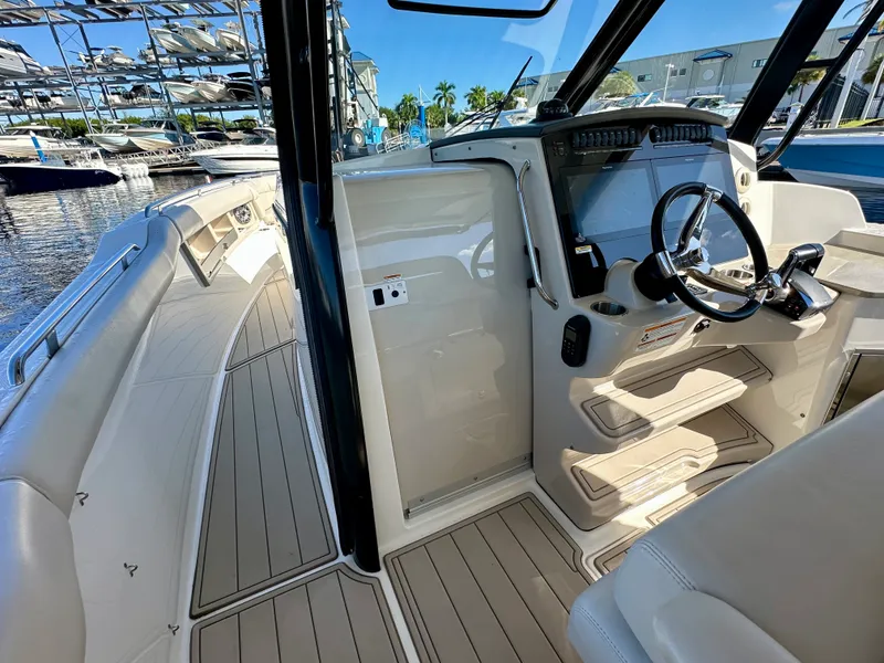 Slide: The Image of Boston Whaler 350 REALM 2023 - 13