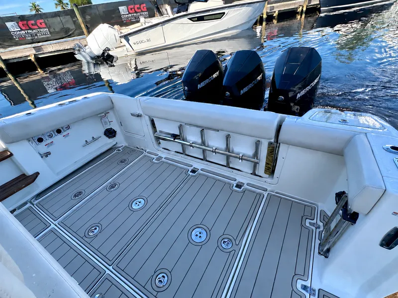 Slide: The Image of Boston Whaler 350 REALM 2023 - 8