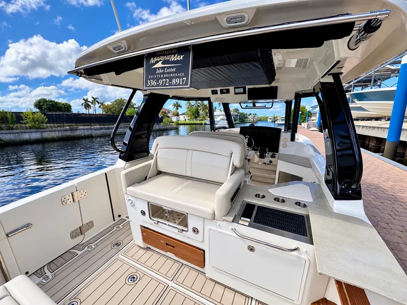 Slide: The Image of Boston Whaler 350 REALM 2023 - 6