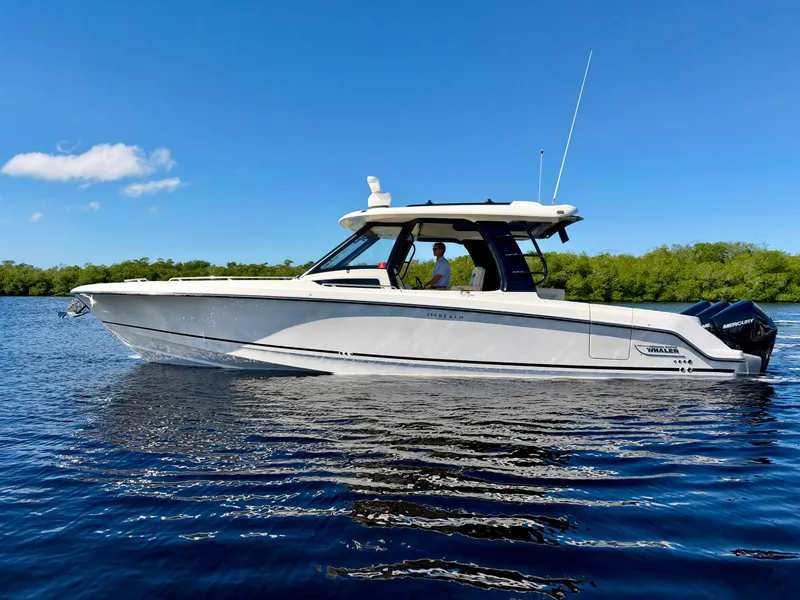 Slide: The Image of Boston Whaler 350 REALM 2023 - 21