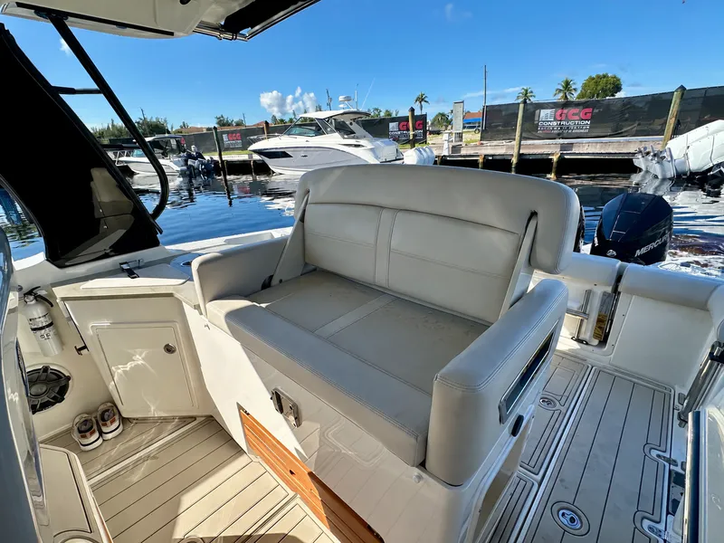 Slide: The Image of Boston Whaler 350 REALM 2023 - 9