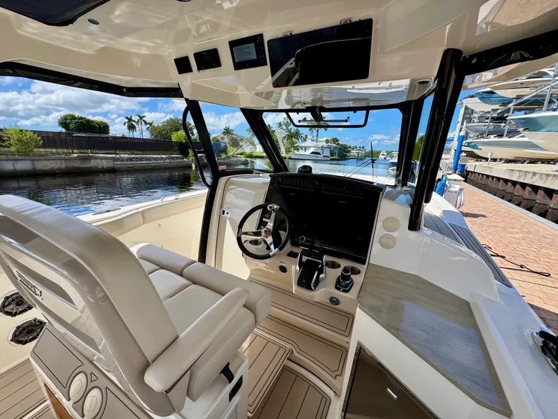 Slide: The Image of Boston Whaler 350 REALM 2023 - 11