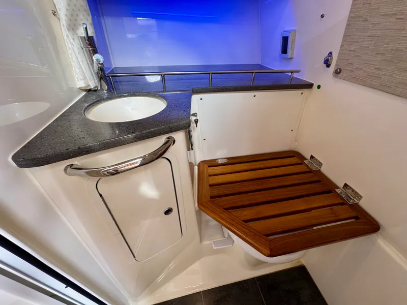Slide: The Image of Boston Whaler 350 REALM 2023 - 18