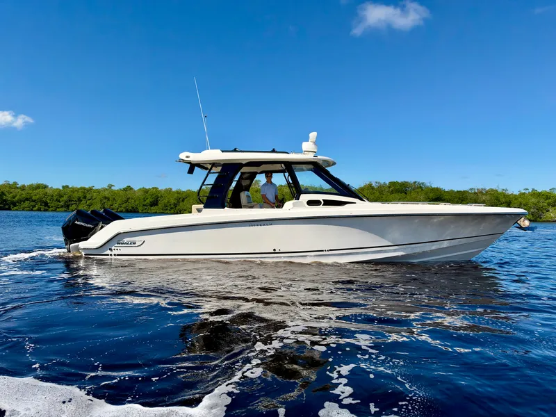 The Image of Boston Whaler 350 REALM 2023 - 0