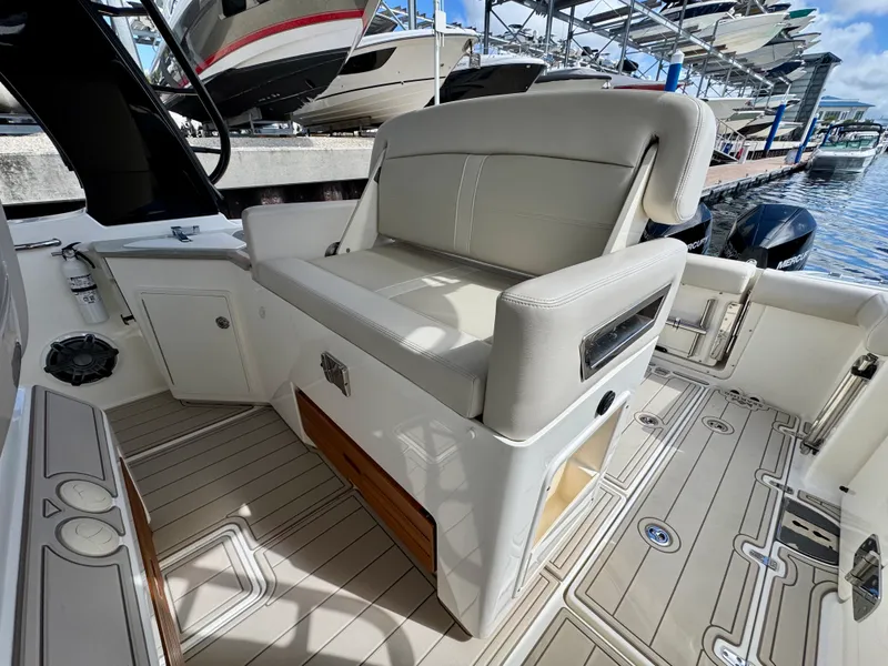 Slide: The Image of Boston Whaler 350 REALM 2023 - 7