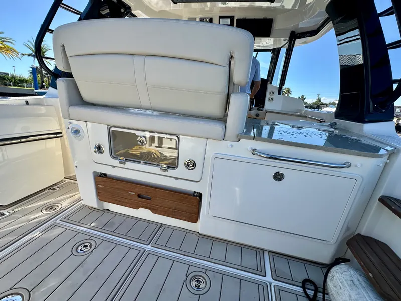 Slide: The Image of Boston Whaler 350 REALM 2023 - 10