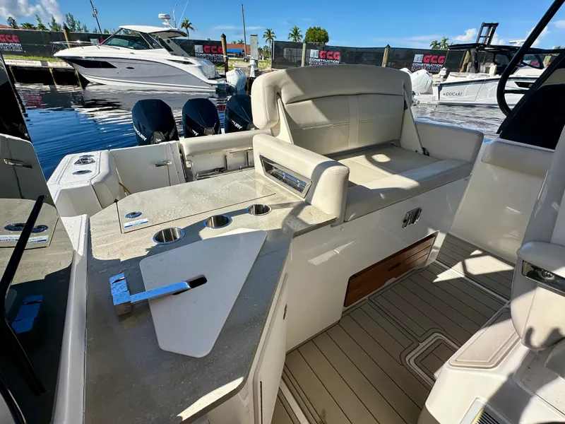 Slide: The Image of Boston Whaler 350 REALM 2023 - 11