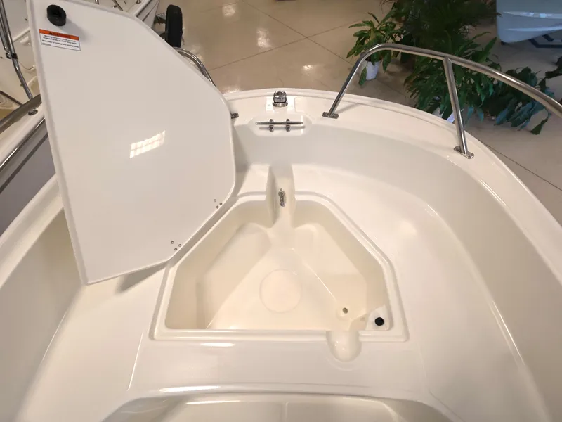 Slide: The Image of Boston Whaler 160 Super Sport 2027 - 14