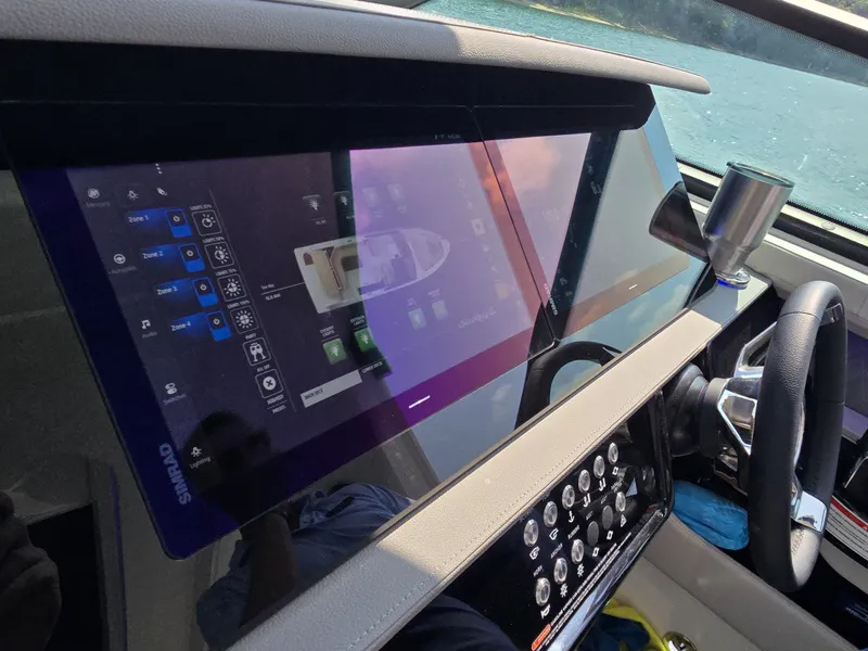 Slide: The Image of Sea Ray SLX 400 2027 - 25