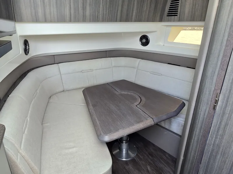 Slide: The Image of Sea Ray SLX 400 2027 - 33