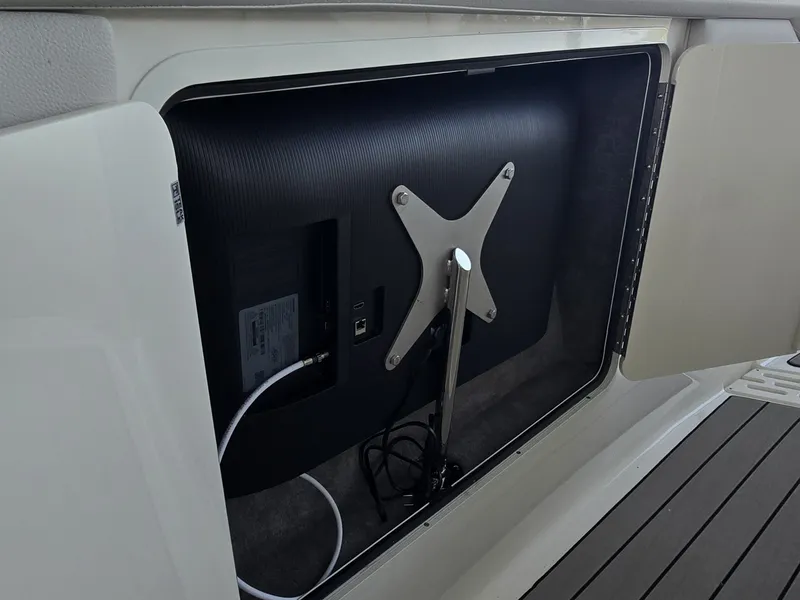Slide: The Image of Sea Ray SLX 400 2027 - 33