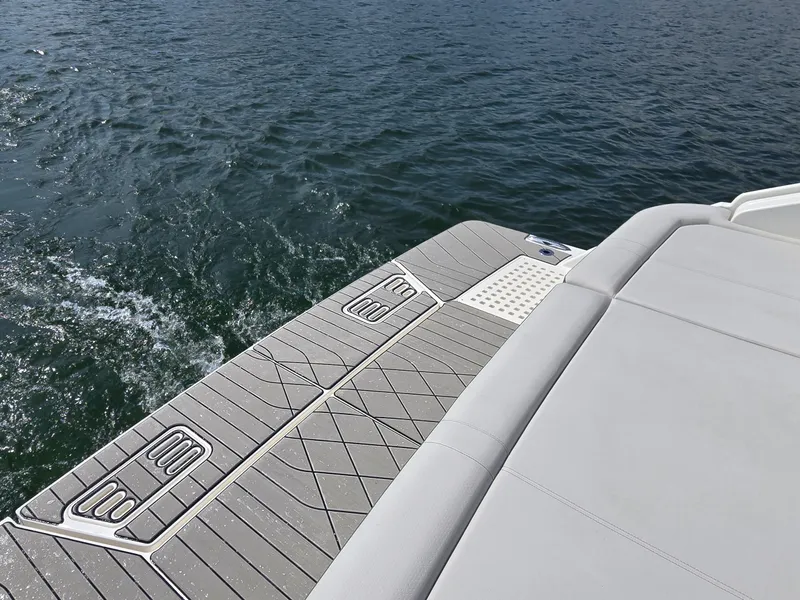Slide: The Image of Sea Ray SLX 400 2027 - 6