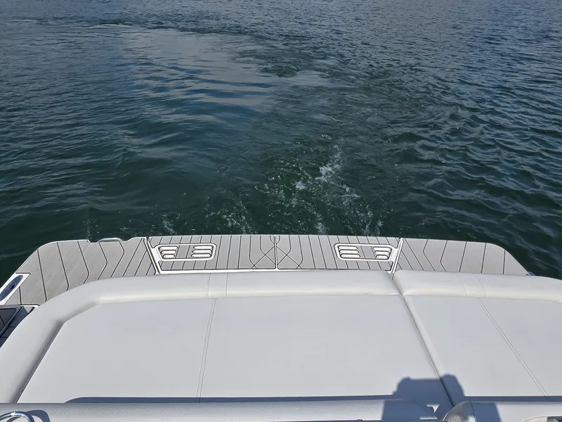 Slide: The Image of Sea Ray SLX 400 2027 - 10