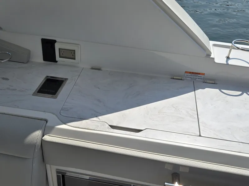 Slide: The Image of Sea Ray SLX 400 2027 - 17