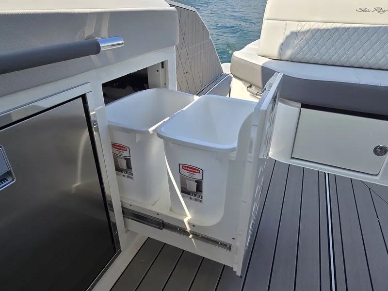 Slide: The Image of Sea Ray SLX 400 2027 - 22