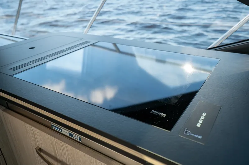 Slide: The Image of Azimut S6 2025 - 37