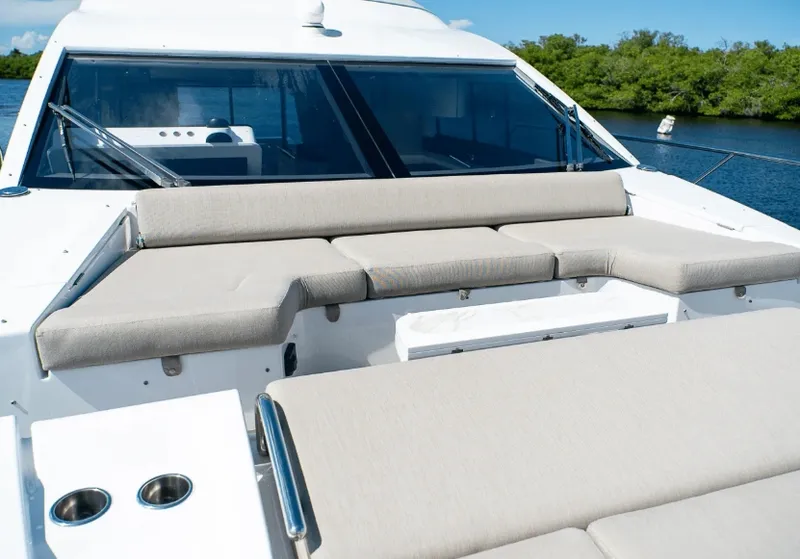 Slide: The Image of Azimut FLY 60 2023 - 28