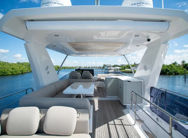 Slide: The Image of Azimut FLY 60 2023 - 15