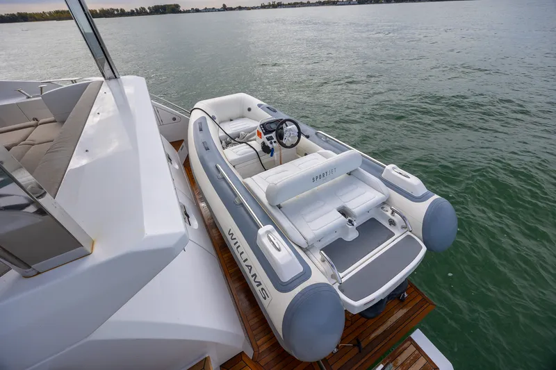 Slide: The Image of Azimut FLY 60 2023 - 31