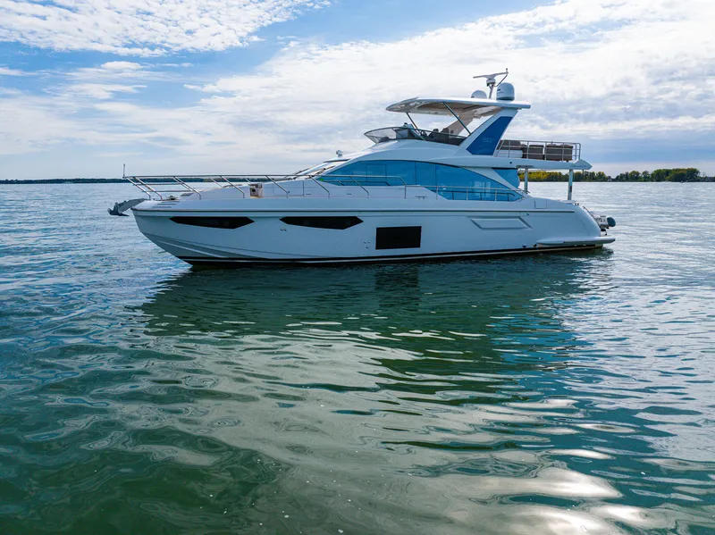 Slide: The Image of Azimut FLY 60 2023 - 10