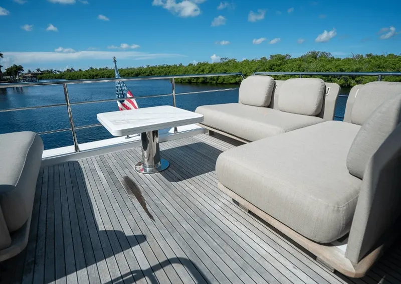 Slide: The Image of Azimut FLY 60 2023 - 18
