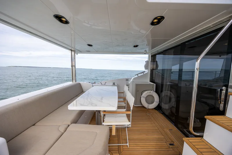 Slide: The Image of Azimut FLY 60 2023 - 29