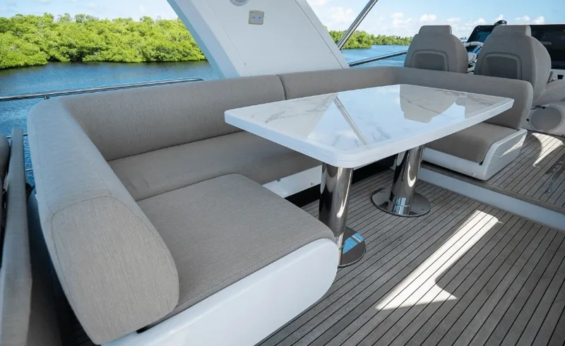 Slide: The Image of Azimut FLY 60 2023 - 17